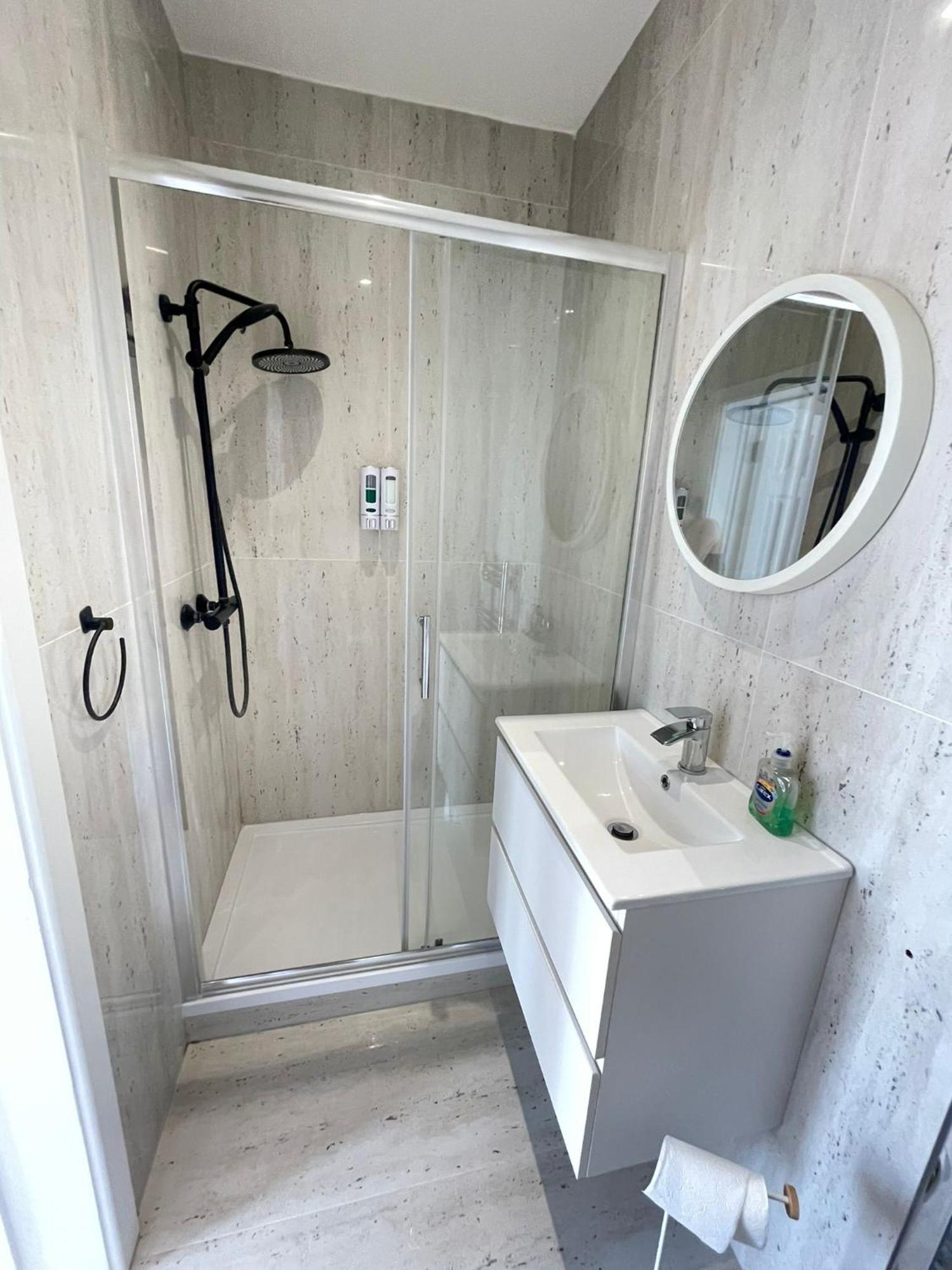 Comfortable Bay Window Stone Private Bathroom Edgware Exteriér fotografie