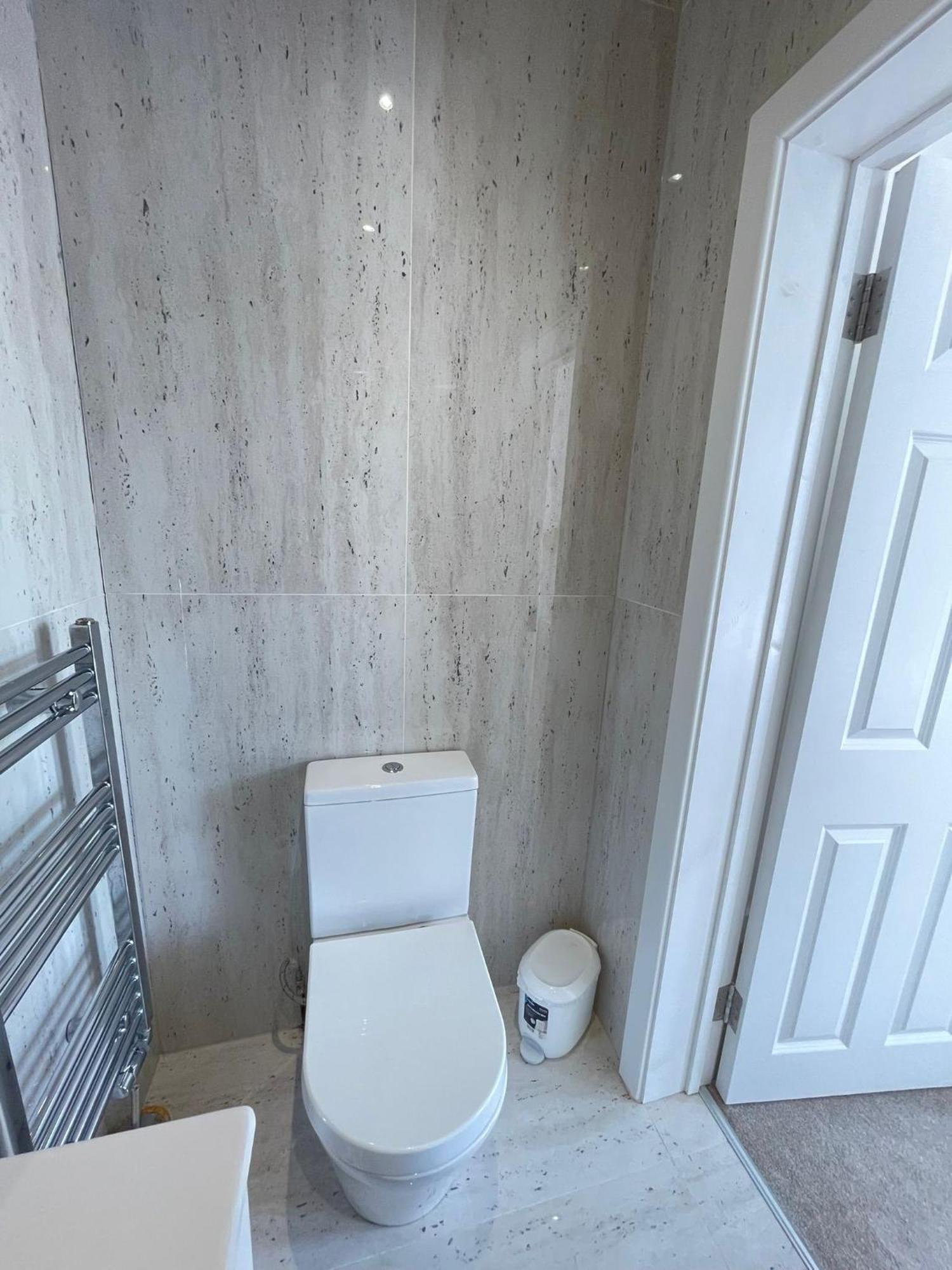 Comfortable Bay Window Stone Private Bathroom Edgware Exteriér fotografie