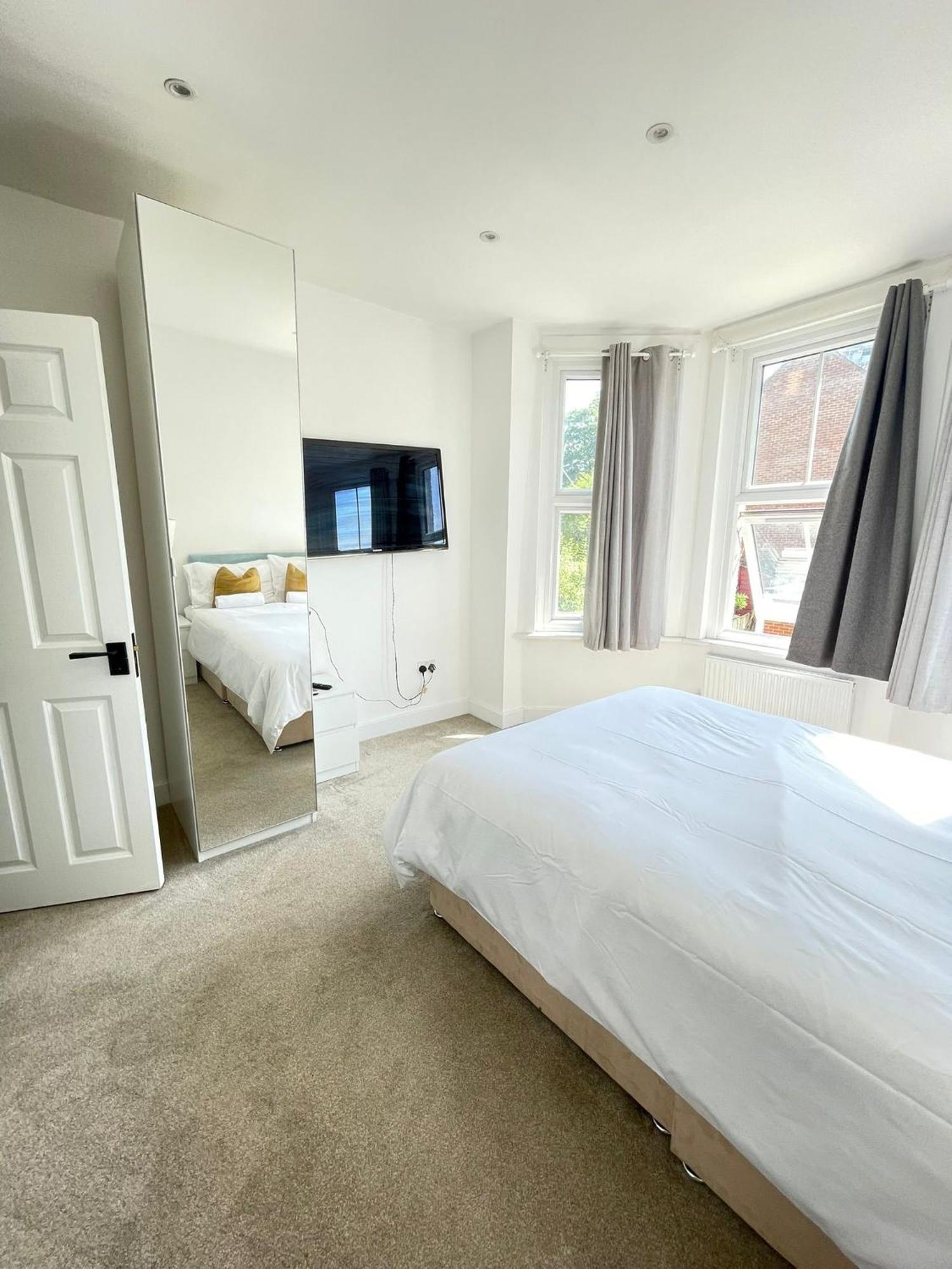 Comfortable Bay Window Stone Private Bathroom Edgware Exteriér fotografie