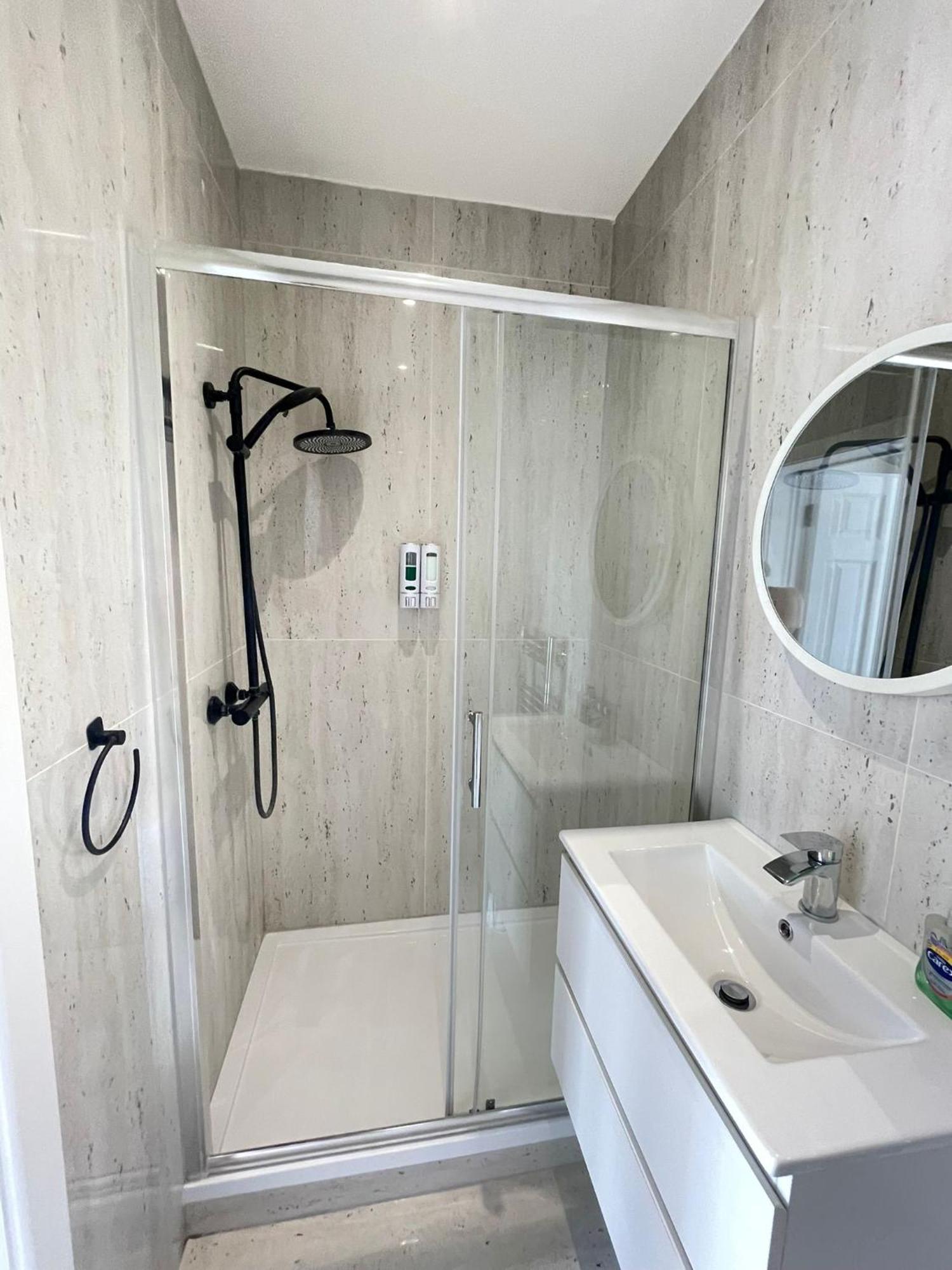 Comfortable Bay Window Stone Private Bathroom Edgware Exteriér fotografie