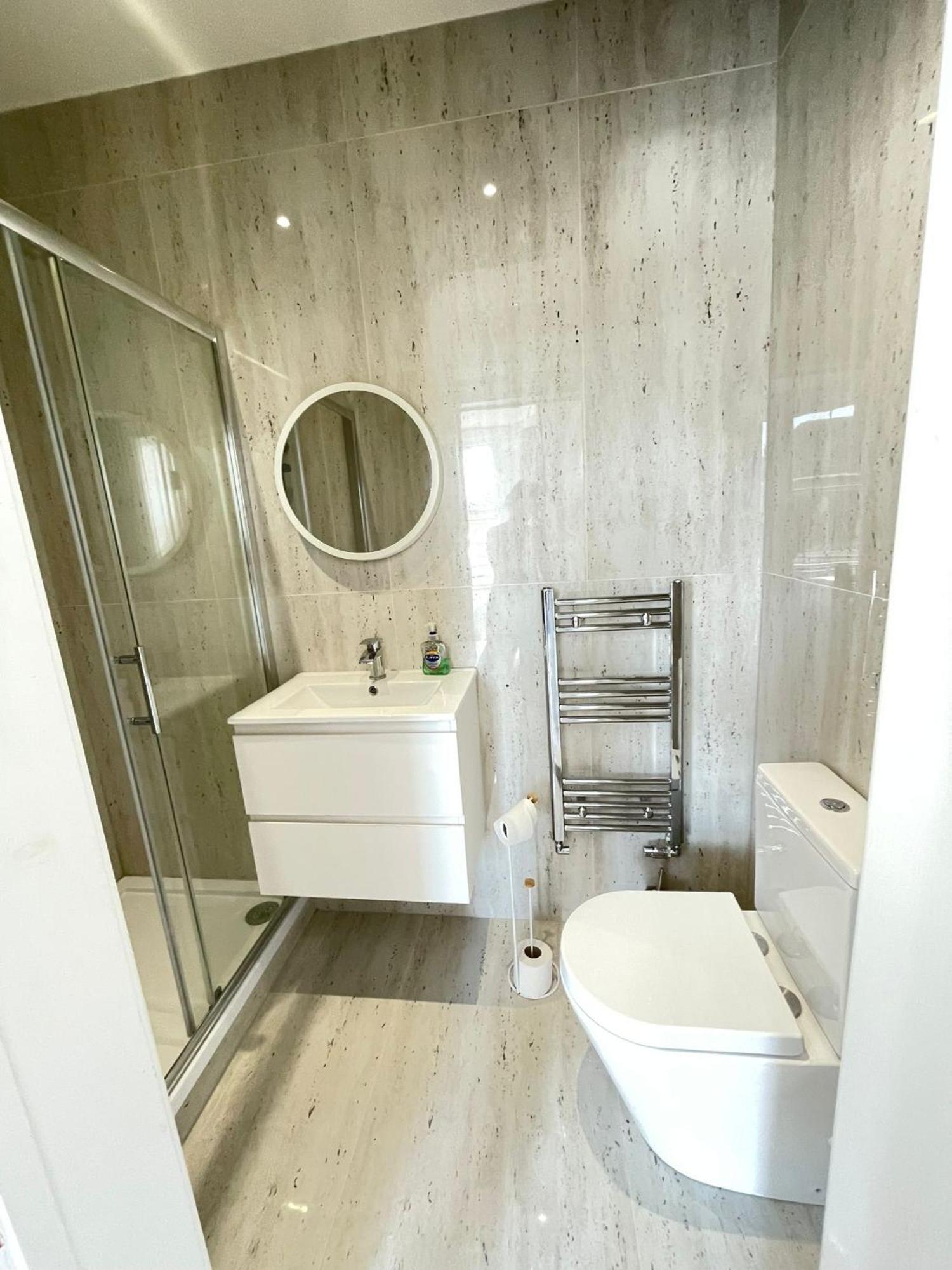 Comfortable Bay Window Stone Private Bathroom Edgware Exteriér fotografie